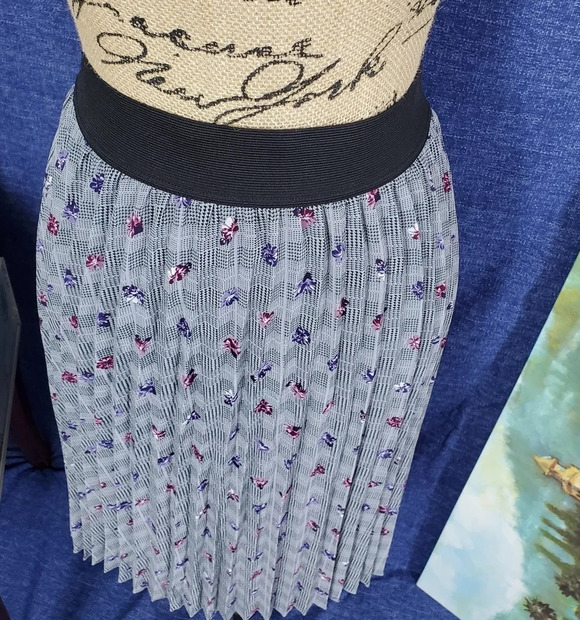 ELLE Pleated Crepe Floral Stretch Skirt Gray Large - Picture 2 of 7